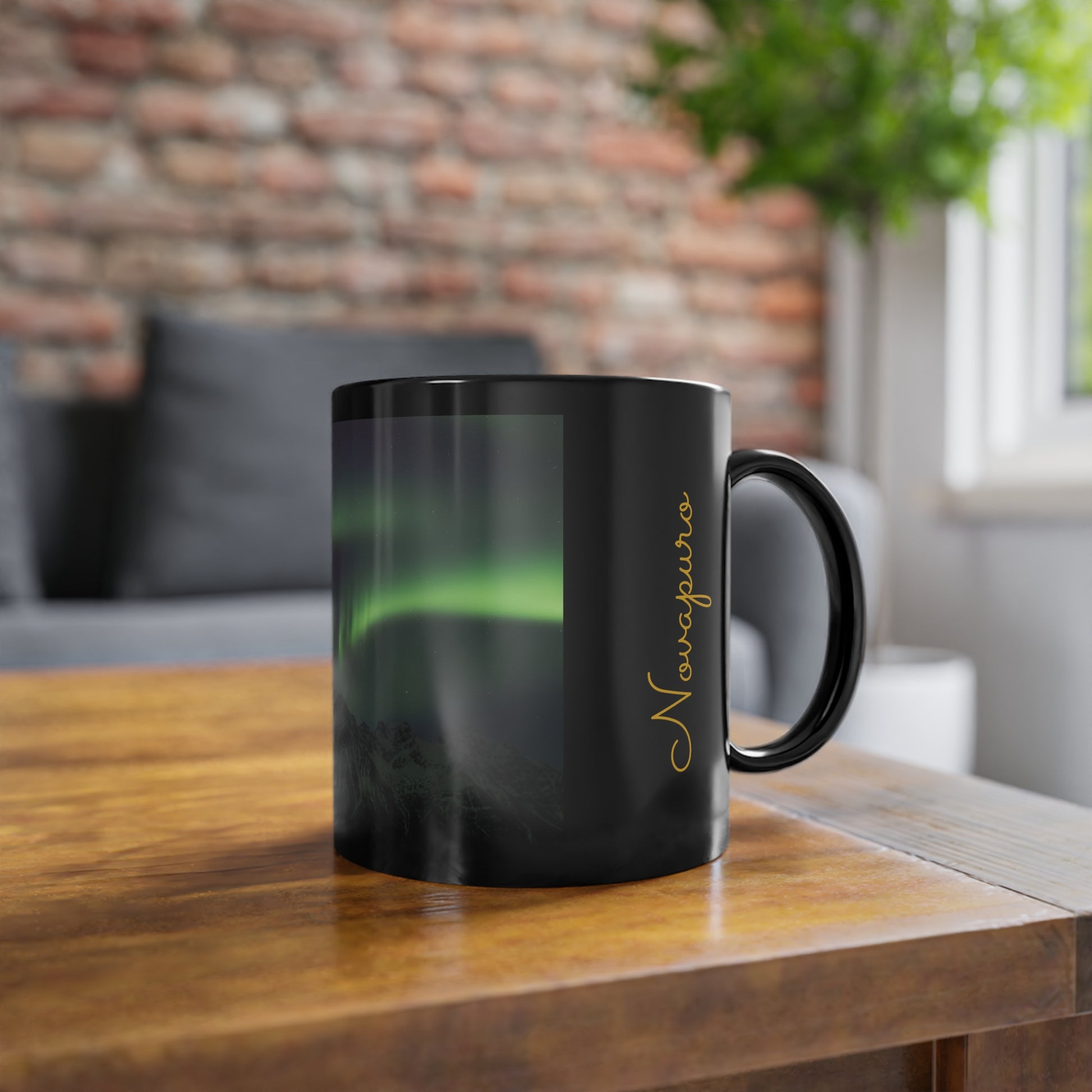 Novapuro Aurora Flow Premium Black Mug. Black ceramic coffee cup with vibrant Northern Lights design. Stylish Nordic gift idea.