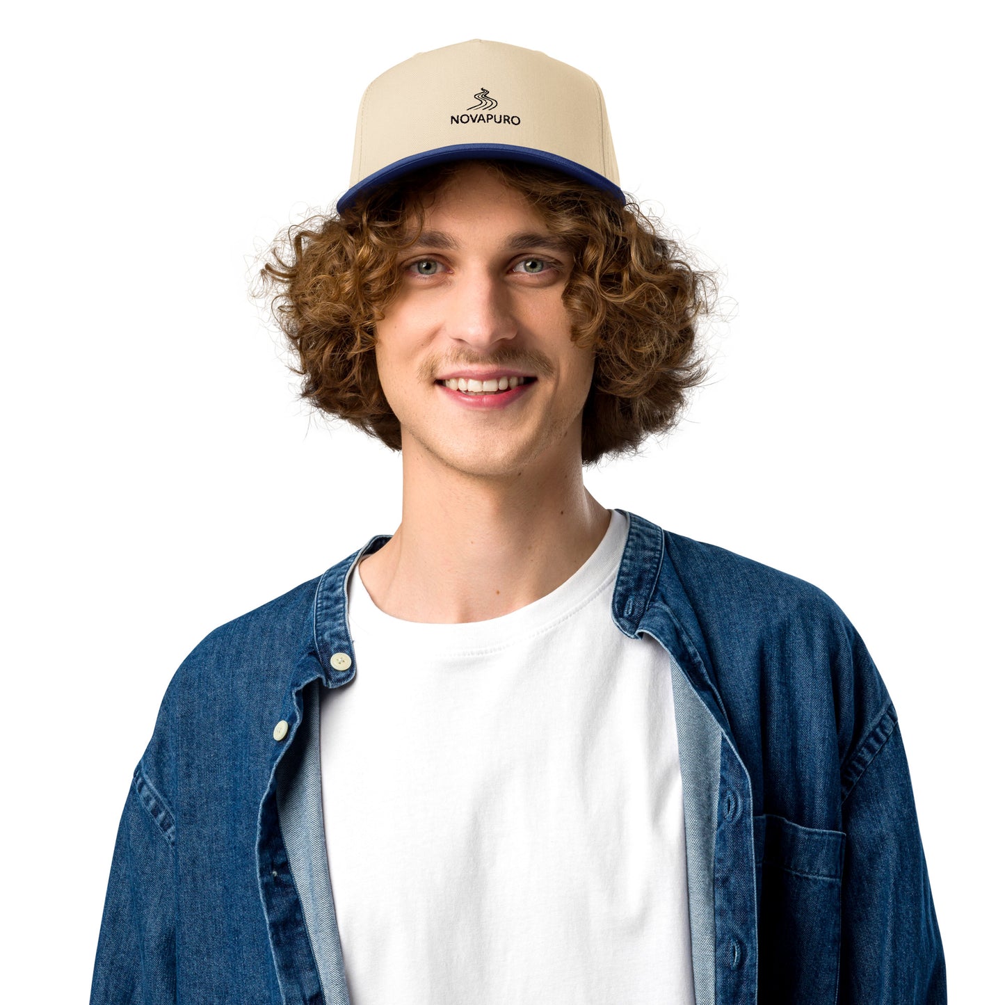 A man wearing the stylish Novapuro 5-panel cap, perfect for an everyday Nordic lifestyle and outdoor activities.