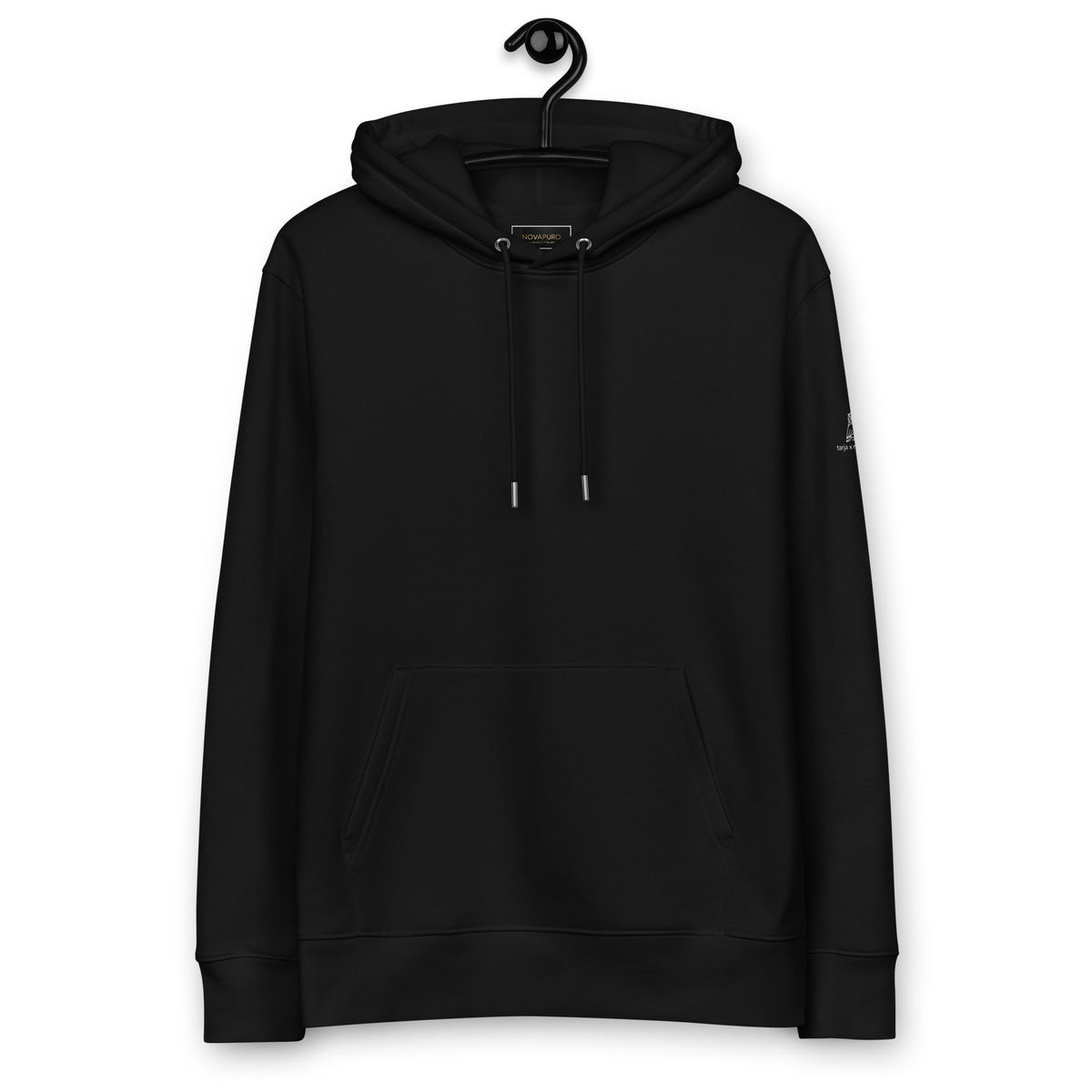 Edestä kuvattu musta unisex-mallinen ekohuppari. Valmistettu 100 % orgaanisesta puuvillasta, suunniteltu Pohjoismaisella tyylillä.