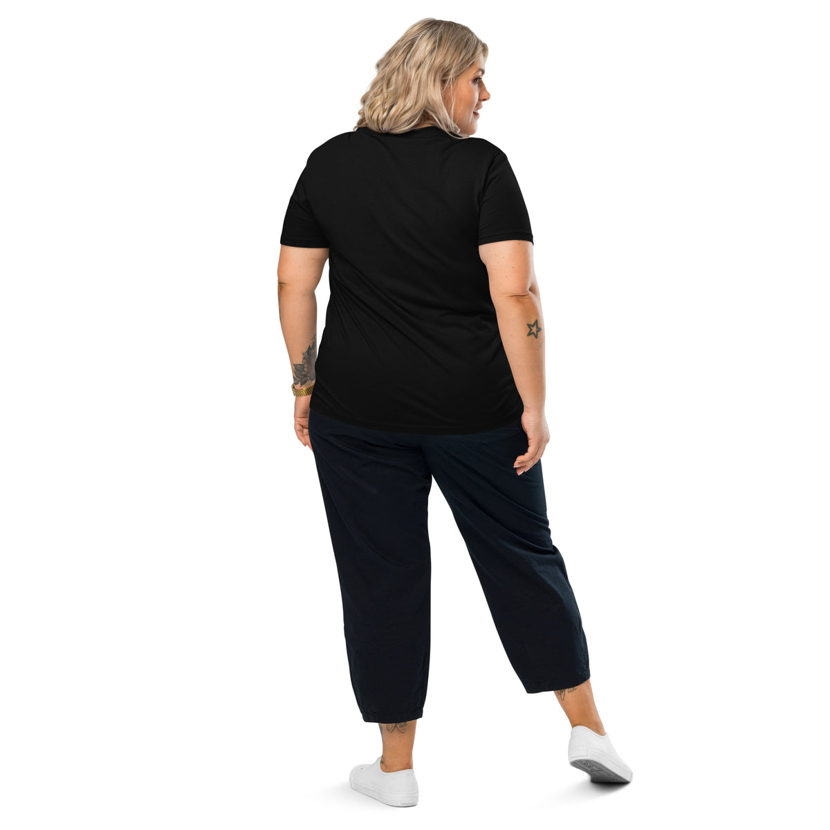 Woman wearing a black Novapuro organic cotton t-shirt featuring a large, highly detailed Great Grey Owl artwork on the back by Jarno Virtanen.