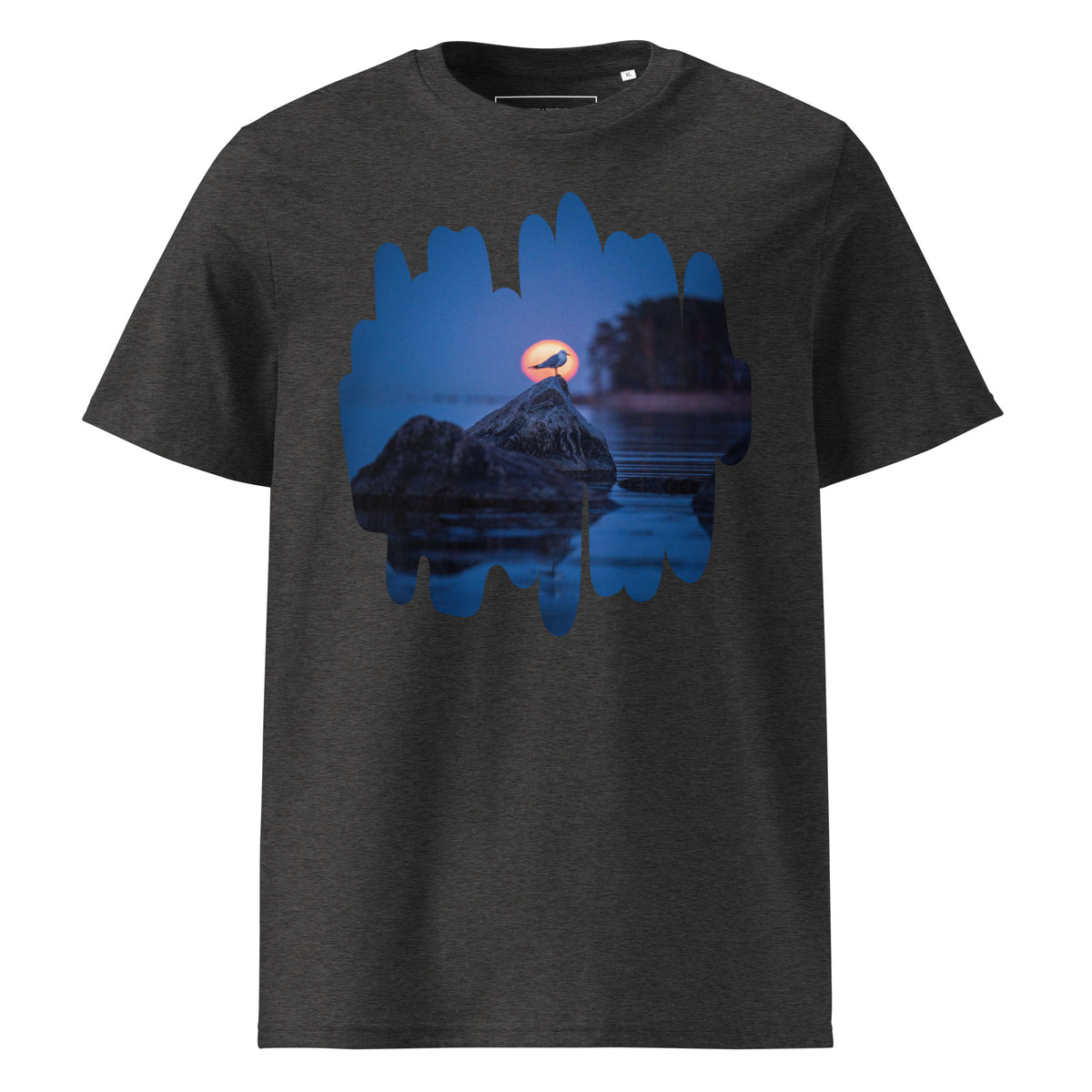Front view of the dark grey premium organic cotton eco t-shirt featuring exclusive wildlife photography by Niko Laurila.