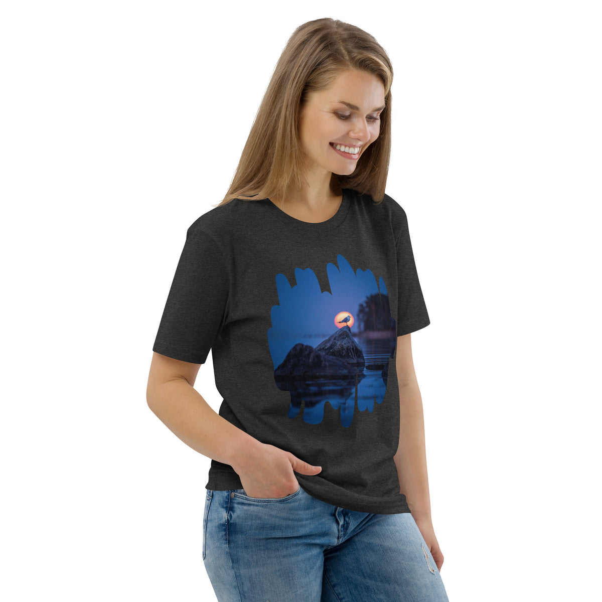 Front view of the dark grey premium organic cotton eco t-shirt featuring exclusive wildlife photography by Niko Laurila.