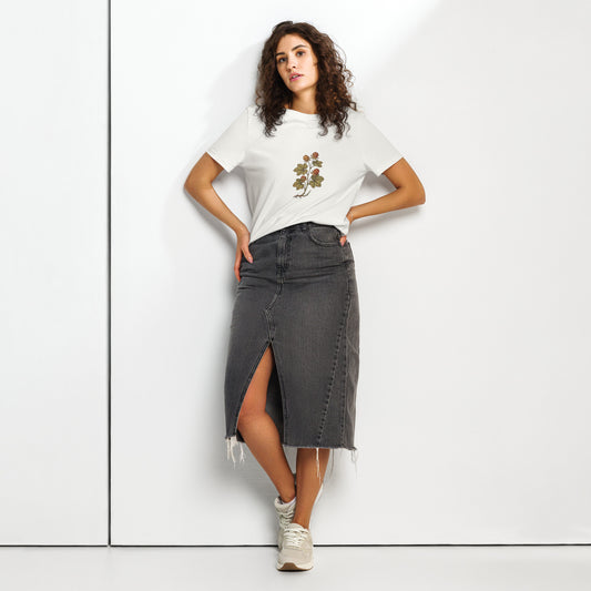 Woman modeling the Novapuro Nordic Cloudberry organic cotton t-shirt with a vintage botanical design.